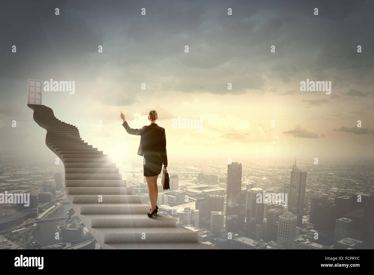 Imprenditrice a piedi fino alla scalinata porta in cielo Foto Stock