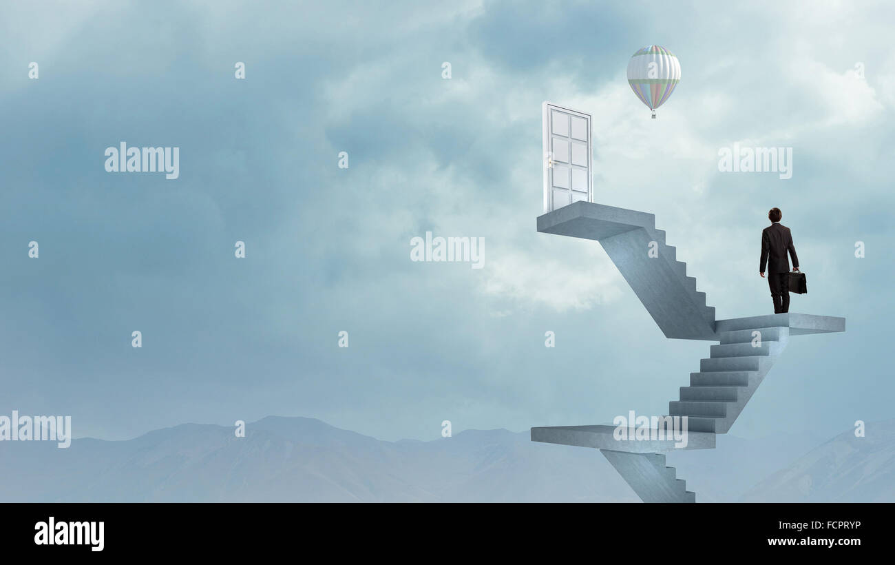 Imprenditore a piedi fino alla scalinata porta in cielo Foto Stock