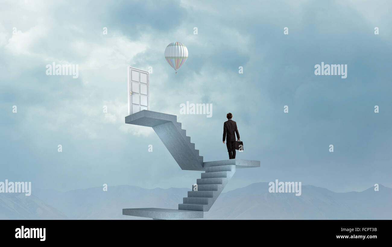 Imprenditore a piedi fino alla scalinata porta in cielo Foto Stock