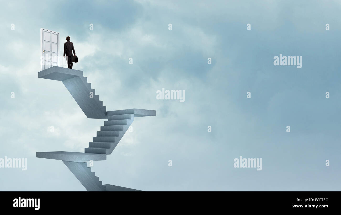 Imprenditore a piedi fino alla scalinata porta in cielo Foto Stock