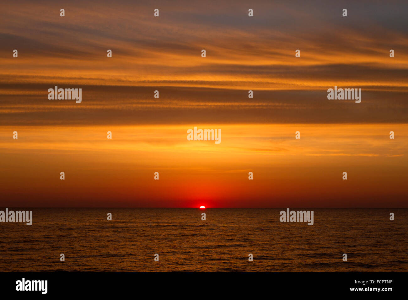 Sunrise nel mare Egeo, all'interno delle isole di Agios Efstratios e Lemnos, Grecia. Foto Stock