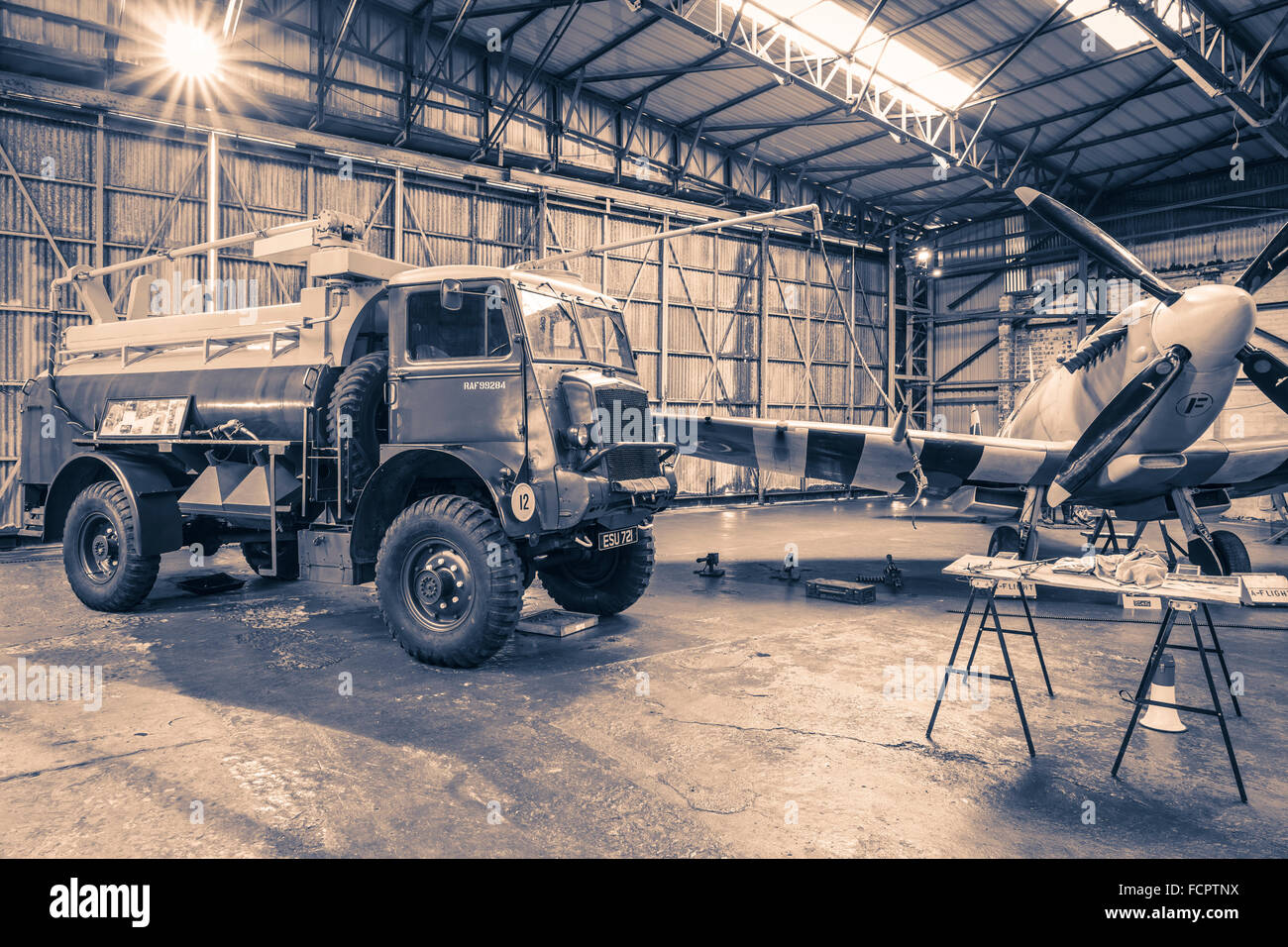 Una scena ricreata dalla seconda guerra mondiale attiva di un hangar Spitfire come il velivolo viene rifornito. Foto Stock