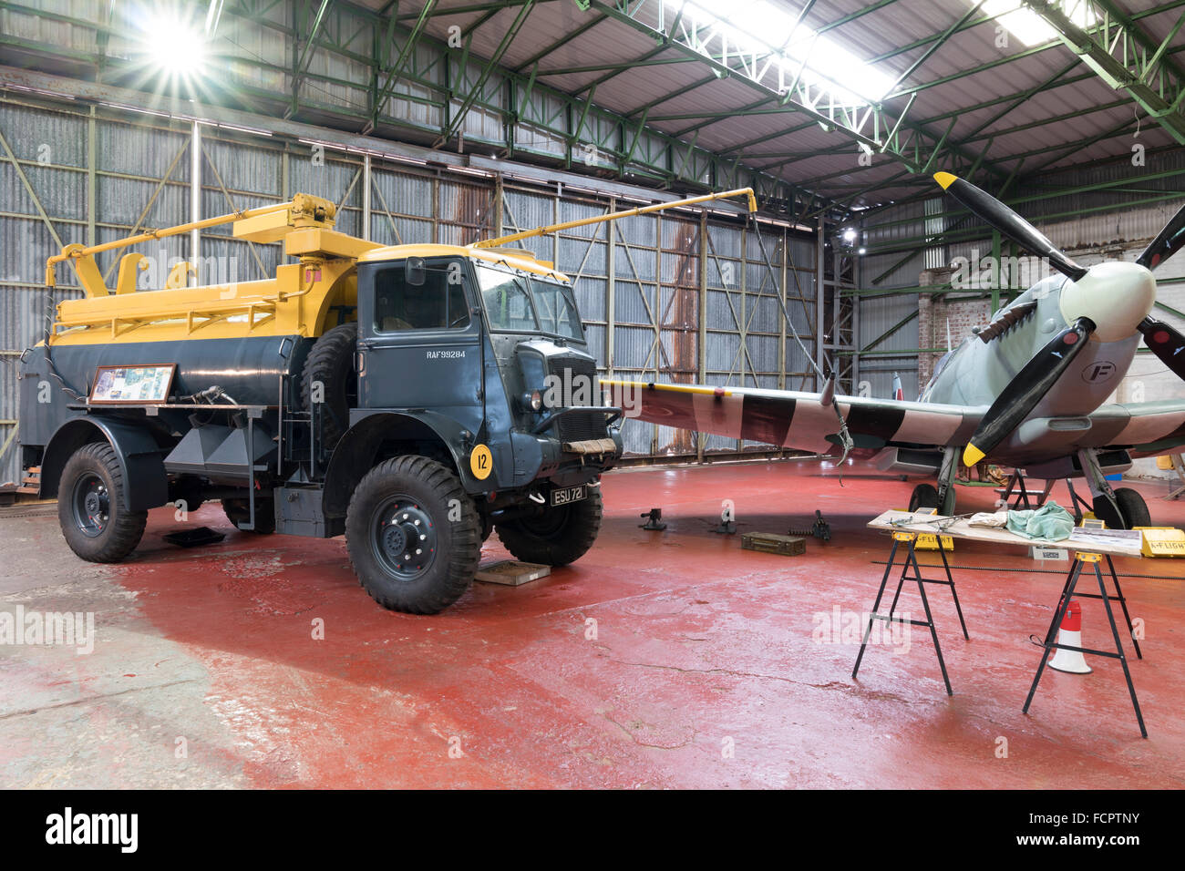 Una scena ricreata dalla seconda guerra mondiale attiva di un hangar Spitfire come il velivolo viene rifornito. Foto Stock