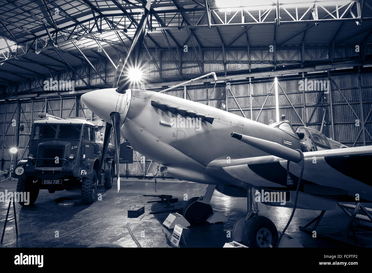 Una scena ricreata dalla seconda guerra mondiale attiva di un hangar Spitfire come il velivolo viene rifornito. Foto Stock