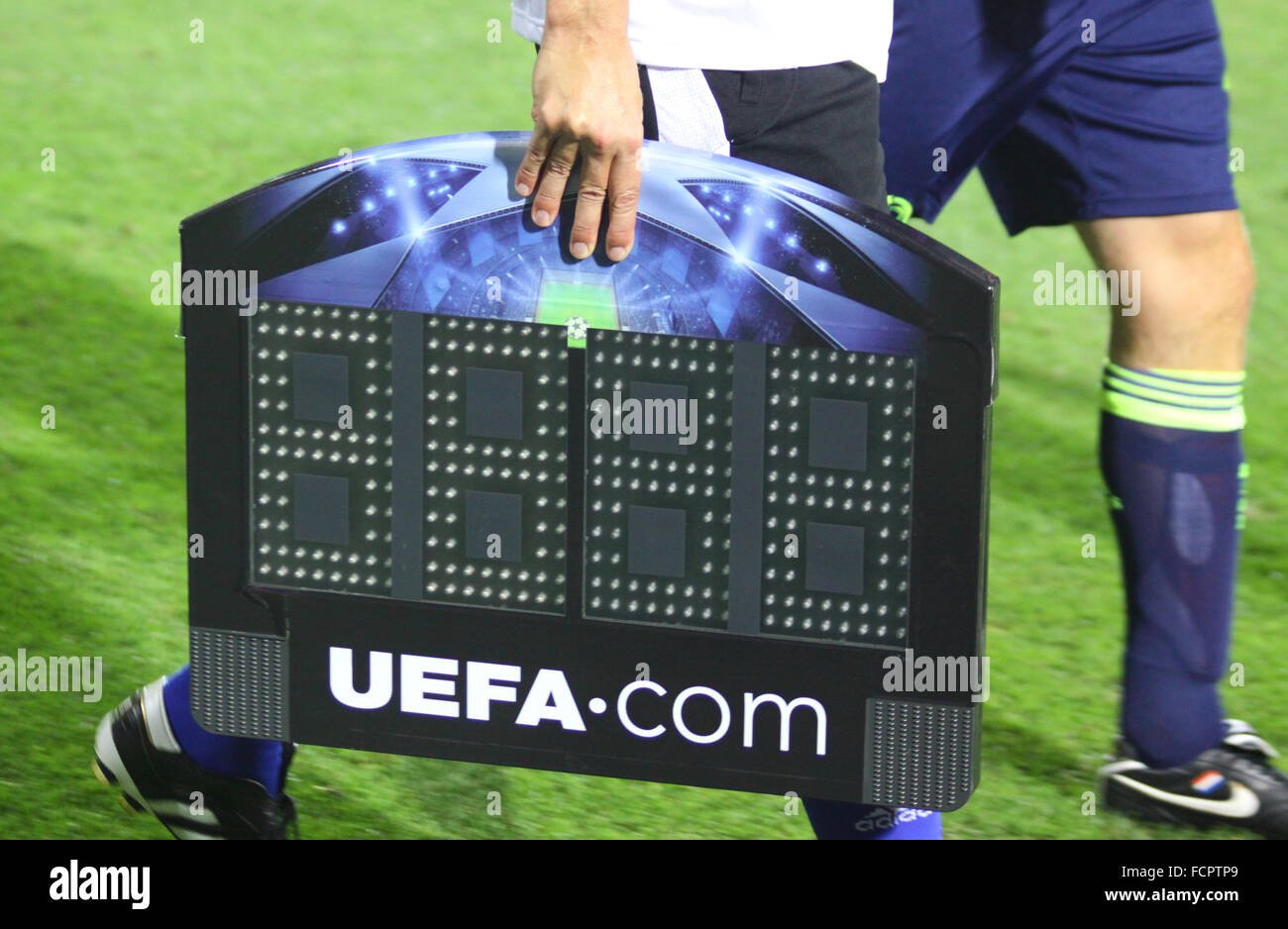 Arbitro prende un pannello indicatore durante la UEFA Champions League Foto Stock