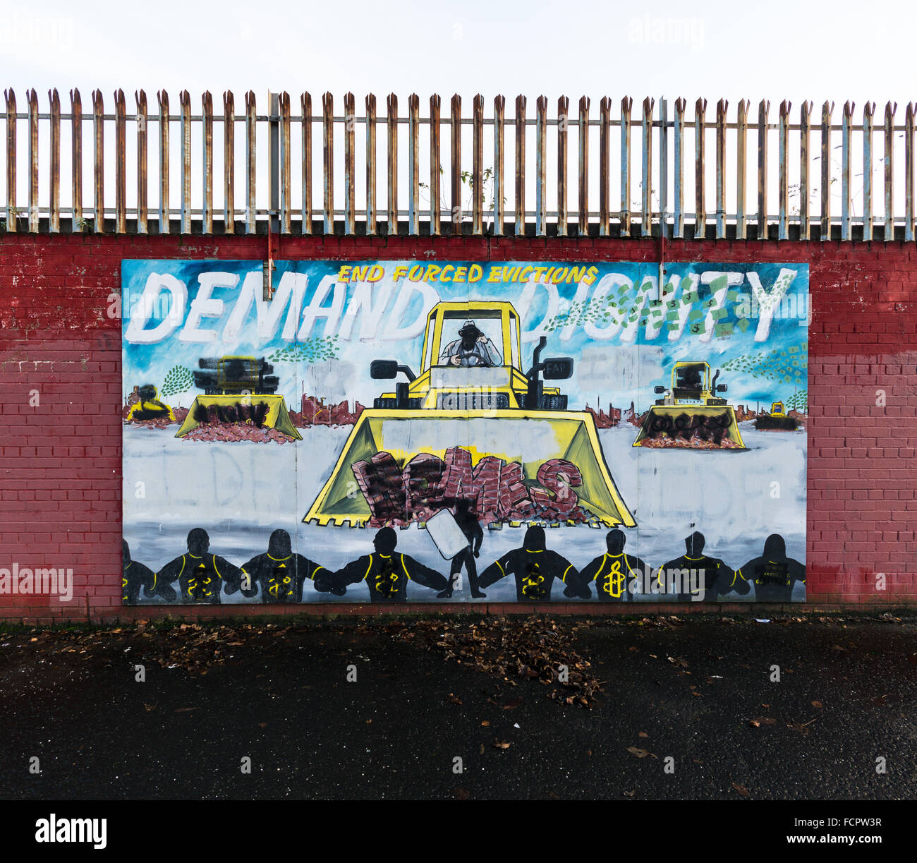 Fine di sfratti, domanda murale di dignità nei pressi di Shankill Road zona di Belfast. Foto Stock