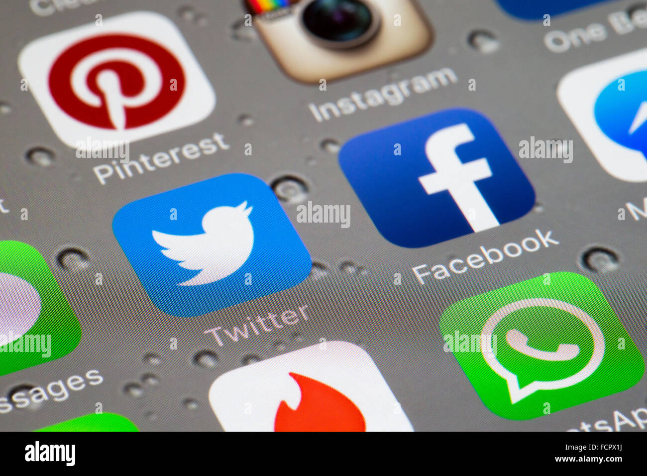 Social media icone, tra cui twitter e facebook app su un iphone 6 schermo Foto Stock