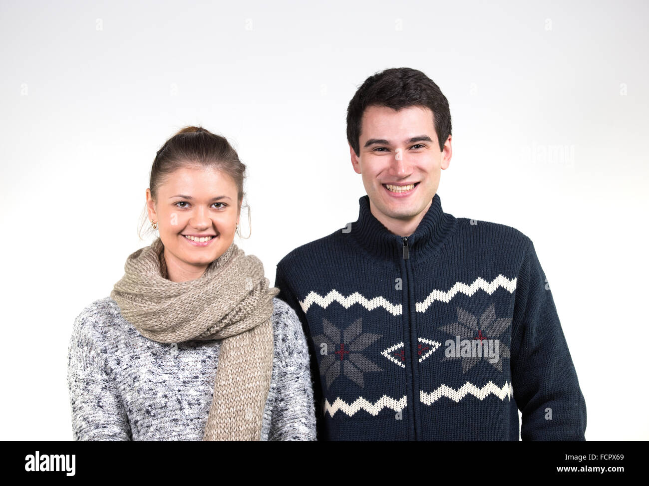 Ritratti di coppia giovane, uomo e donna, indossare abbigliamento invernale Foto Stock