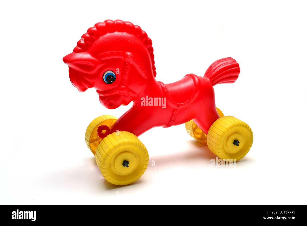 Cavallo rosso era comunista giocattolo retrò su sfondo bianco Foto Stock