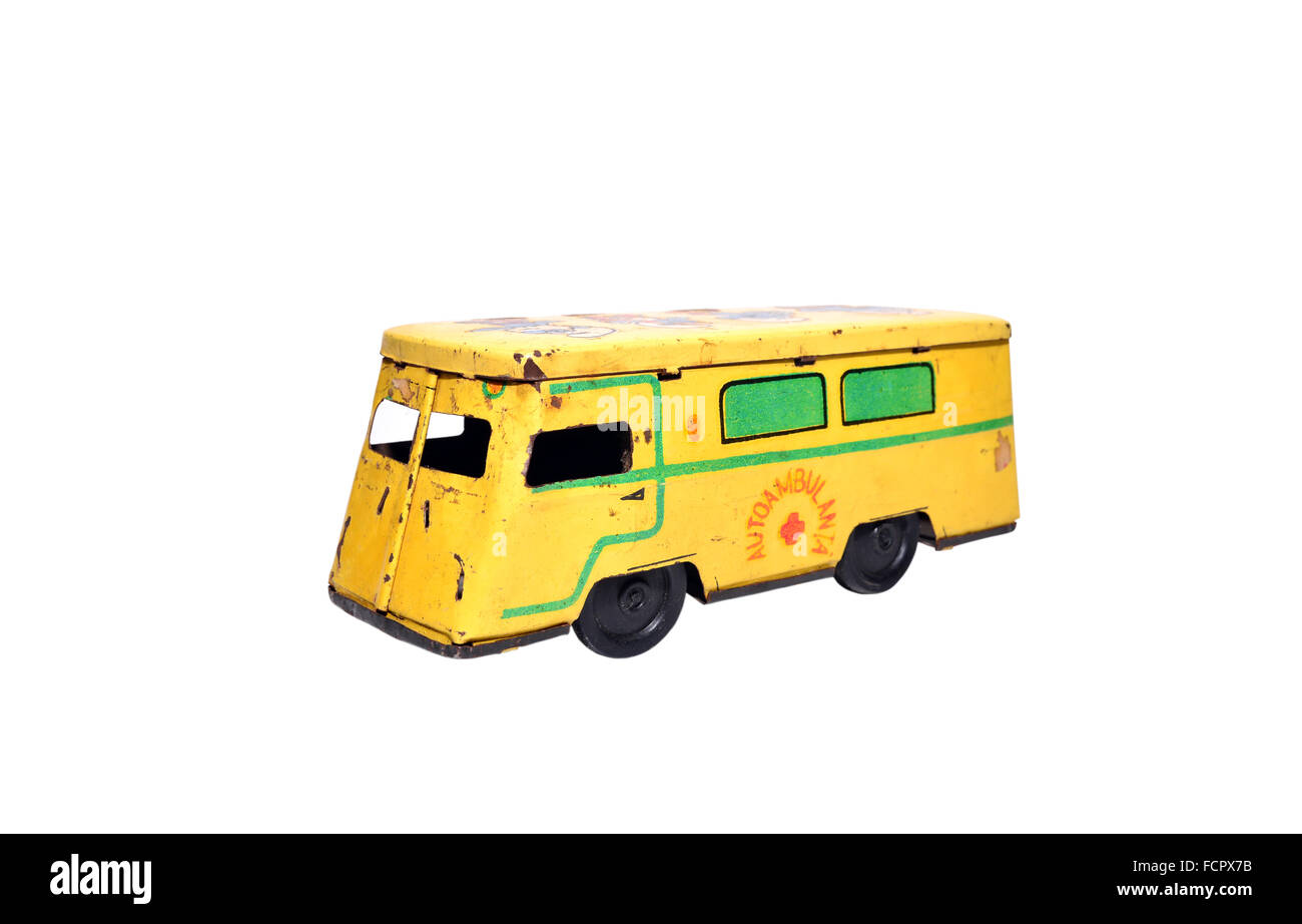 Vecchia ambulanza era comunista giocattolo retrò su sfondo bianco Foto Stock