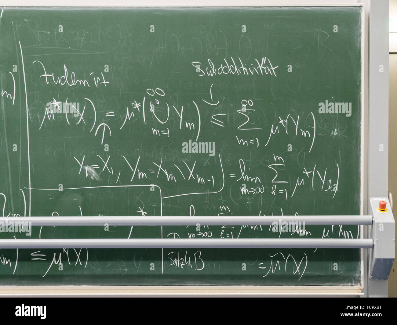 Complesse formule matematiche scritte sulla lavagna Foto stock - Alamy