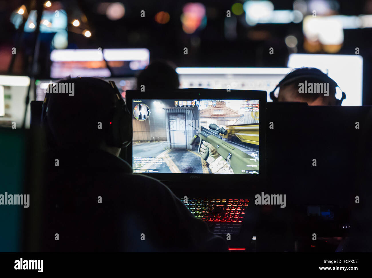 Gioco per computer giocatori stanno giocando la prima persona sparatutto 'Counterstrike CS:ANDARE' a un gioco per computer torneo. Foto Stock