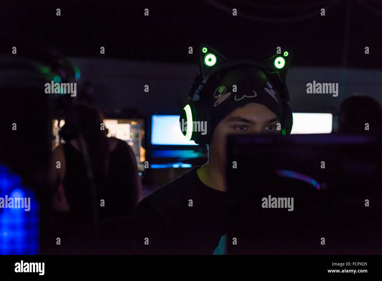 Un concentrato di gioco per computer player, fiocamente illuminate solo tramite lo schermo del suo computer a NetGame 2015, più grandi della Svizzera LAN party. Foto Stock