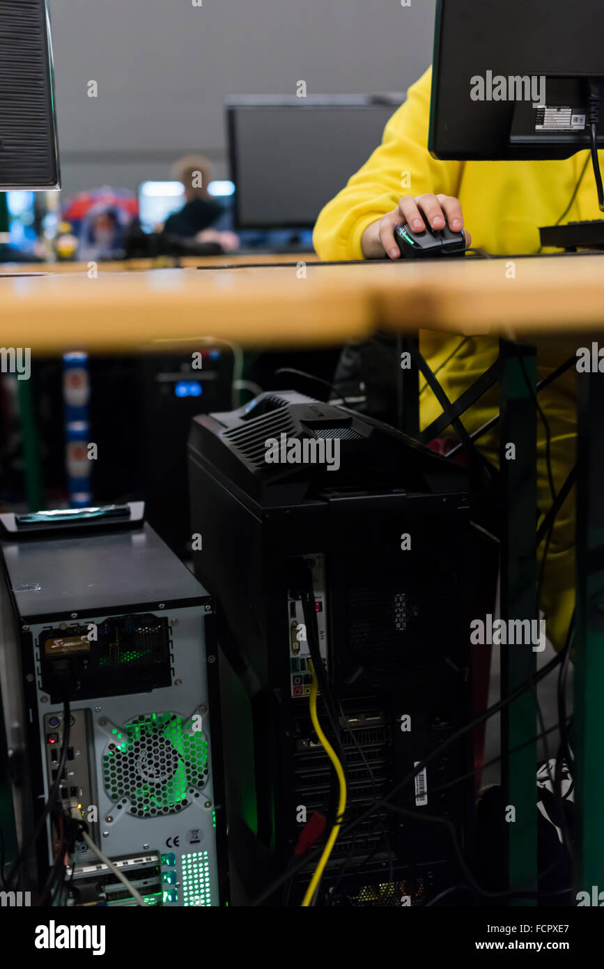 Un gioco per computer player si prepara per un gioco per computer del torneo al NetGame 2015, più grandi della Svizzera LAN party. Foto Stock