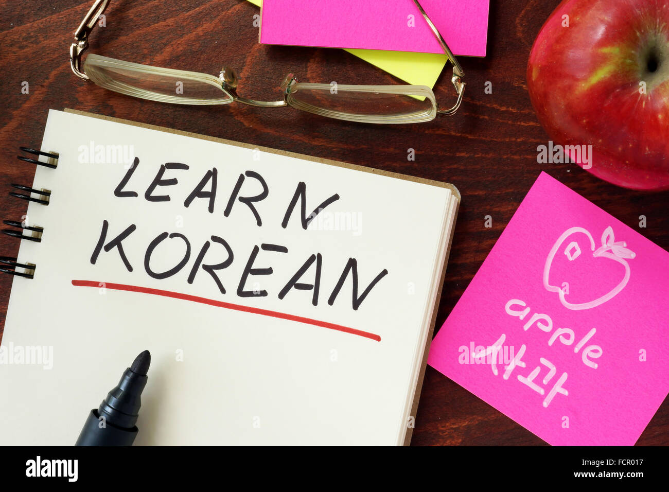 Parole imparare il coreano scritto nel blocco note. Foto Stock