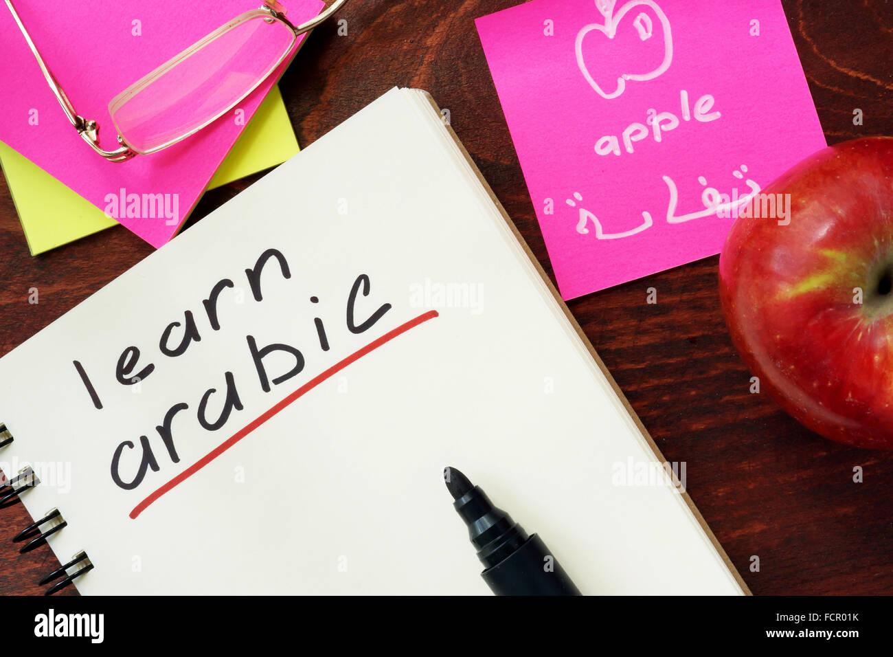 Parole imparare l'arabo scritto nel blocco note. Foto Stock