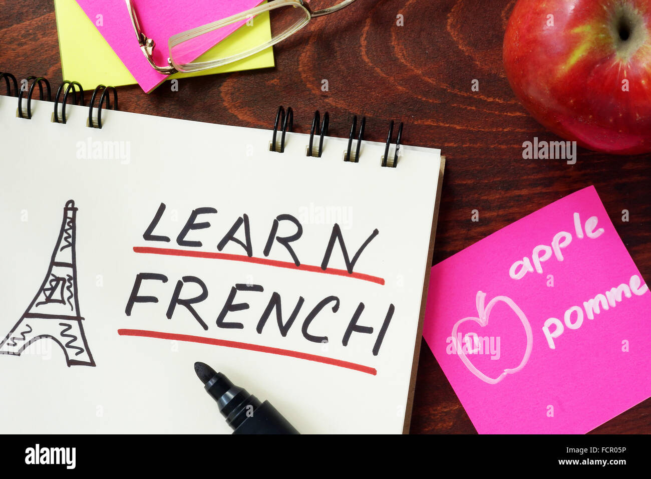 Parole di imparare il francese scritto in notepad. Foto Stock