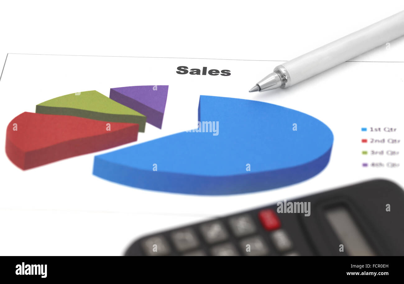 Grafico delle vendite con una penna a sfera in argento su sfondo bianco Foto Stock