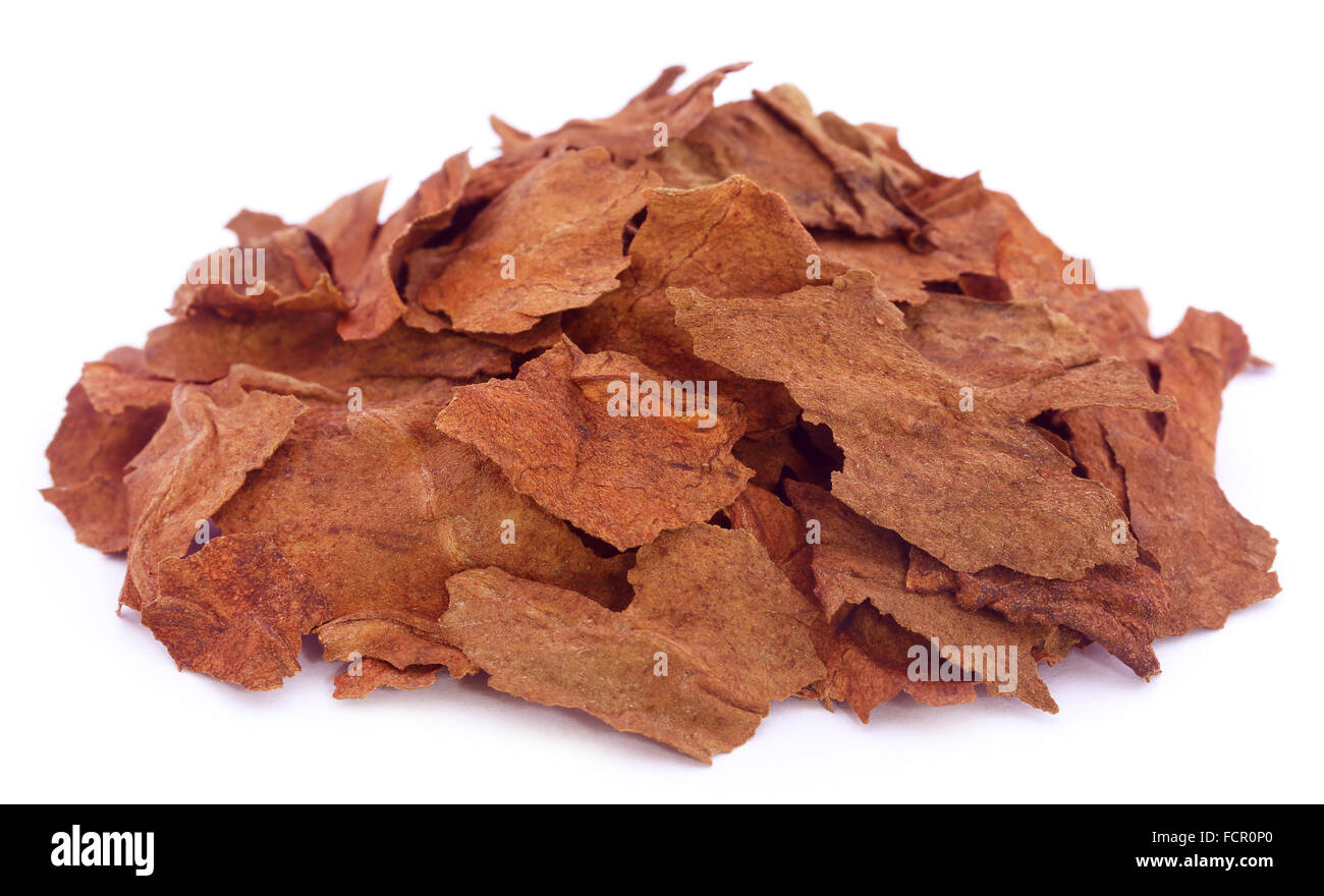 Pezzi di estratto secco di foglie di tabacco su bianco backgrouknd Foto Stock