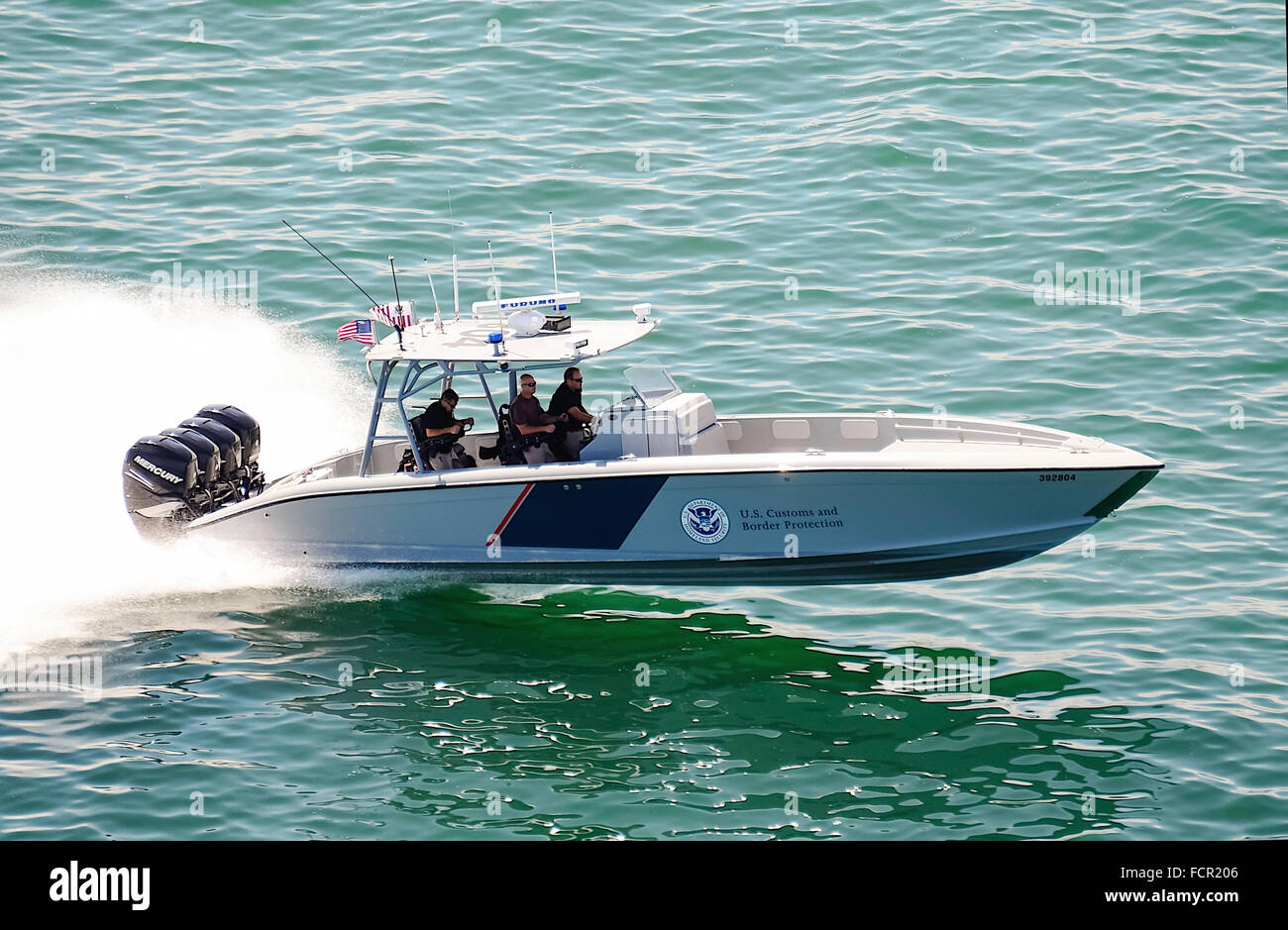 US Customs and Border Protection Marine unità operativa un 1200HP 39' Midnight Express Barca, "la più potente applicazione della legge sulla nave l'acqua oggi" capace di una velocità massima di 60 nodi al largo delle coste della Florida. Vedere la descrizione per maggiori informazioni. Foto Stock