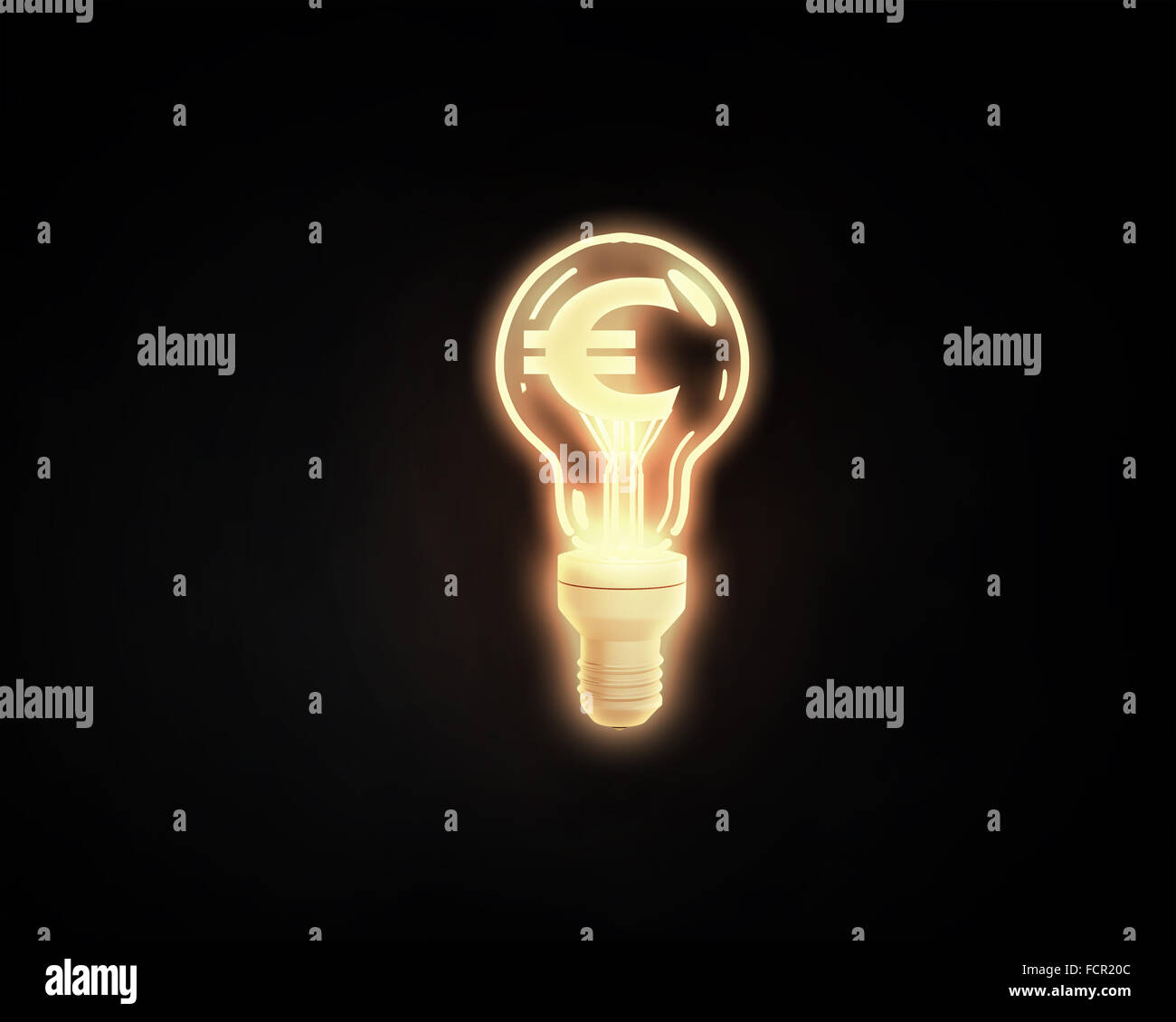 Lampadina della luce con il simbolo dell'euro all'interno su sfondo scuro Foto Stock