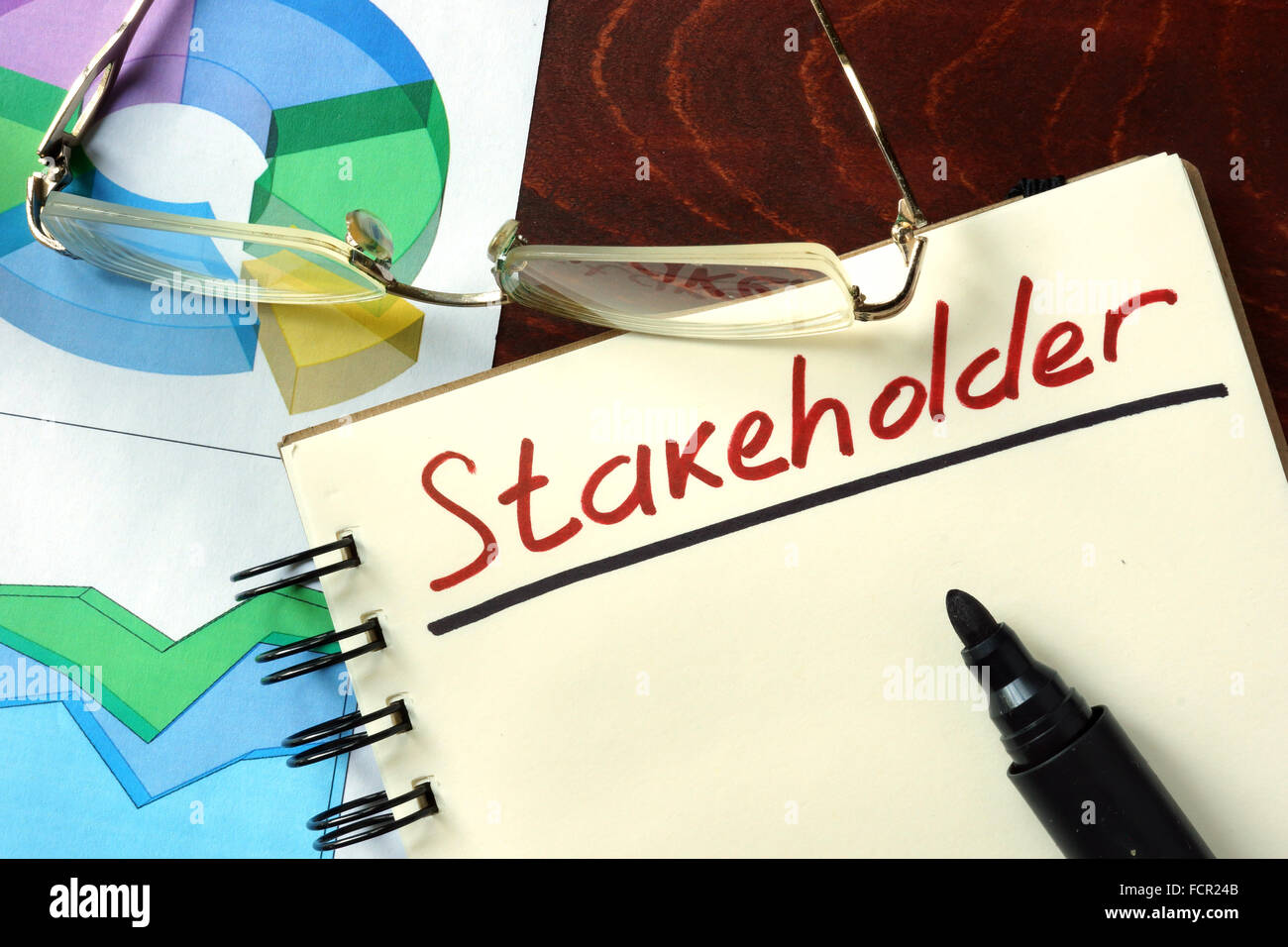 Blocco note con Stakeholder sul tavolo di legno. Foto Stock