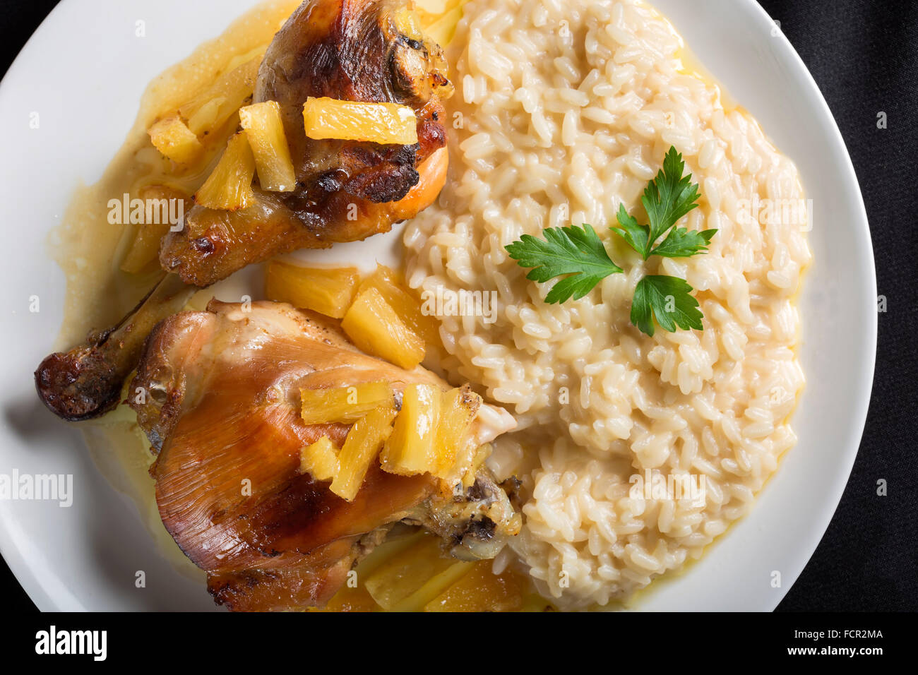 Pollo con ananas su riso in bianco in una piastra bianca Foto Stock