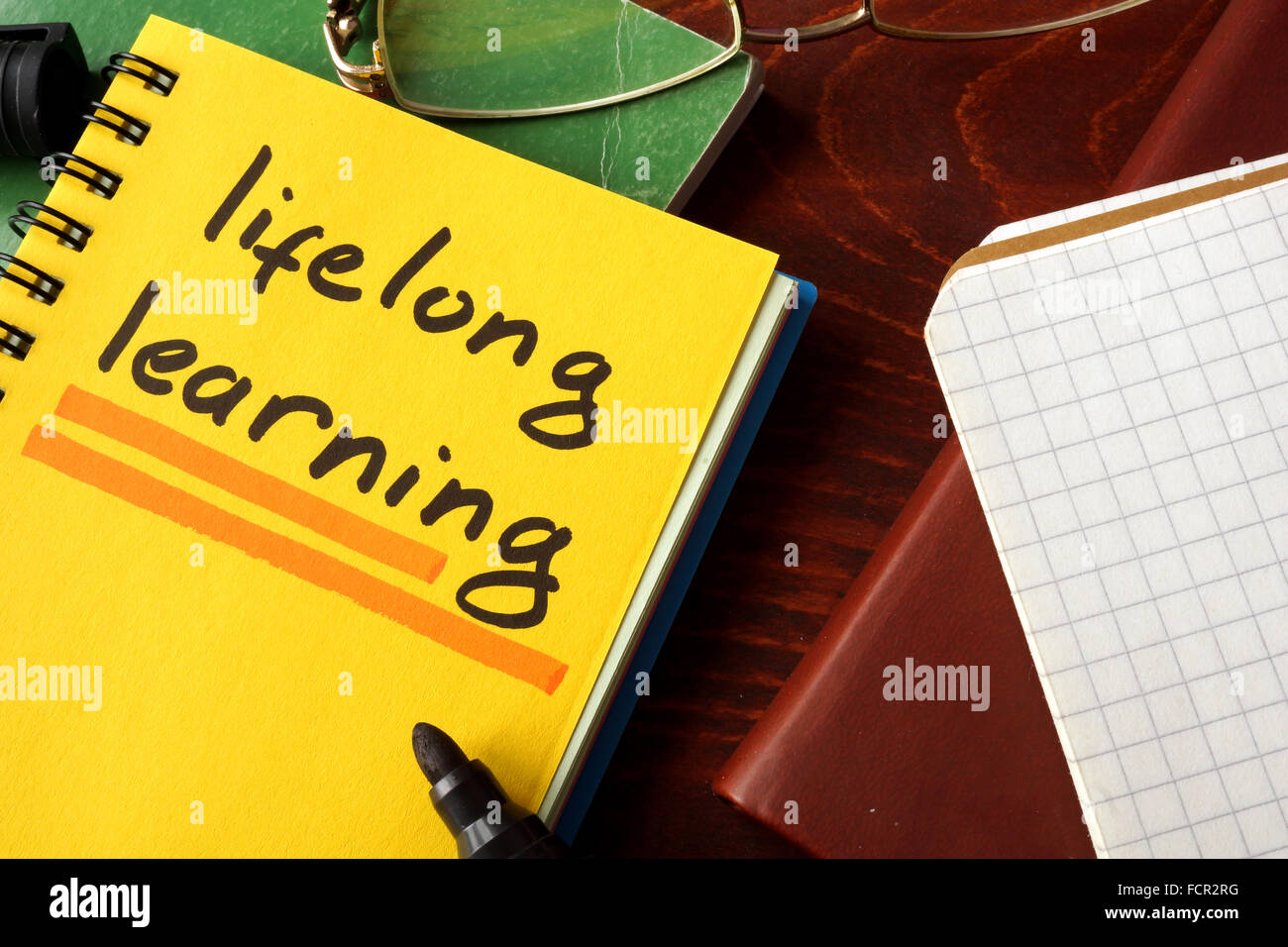 Notebook con l'apprendimento permanente segno. Il concetto di istruzione. Foto Stock
