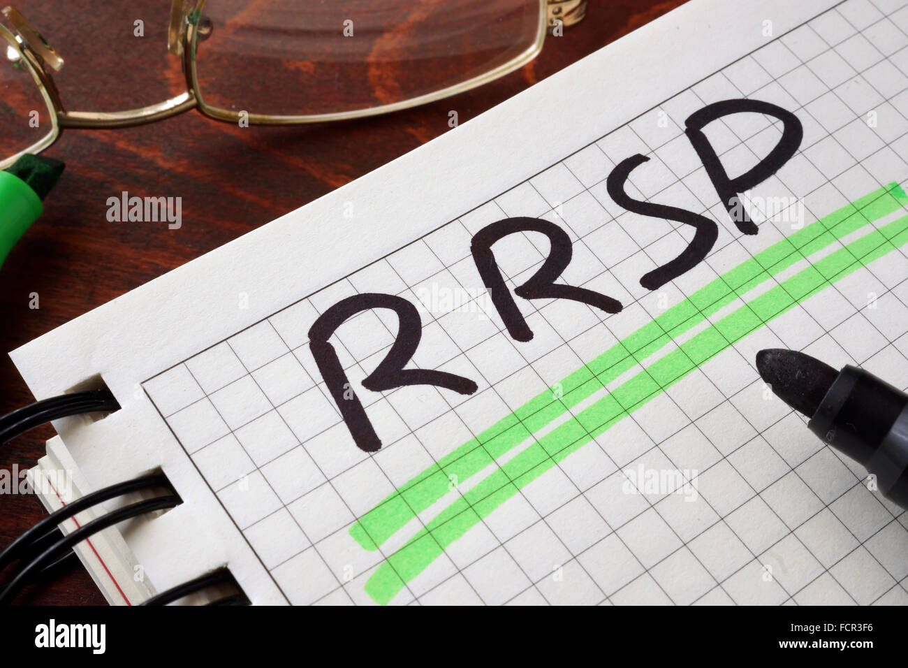 Notebook con segno RRSP su un tavolo. Il concetto di business. Foto Stock