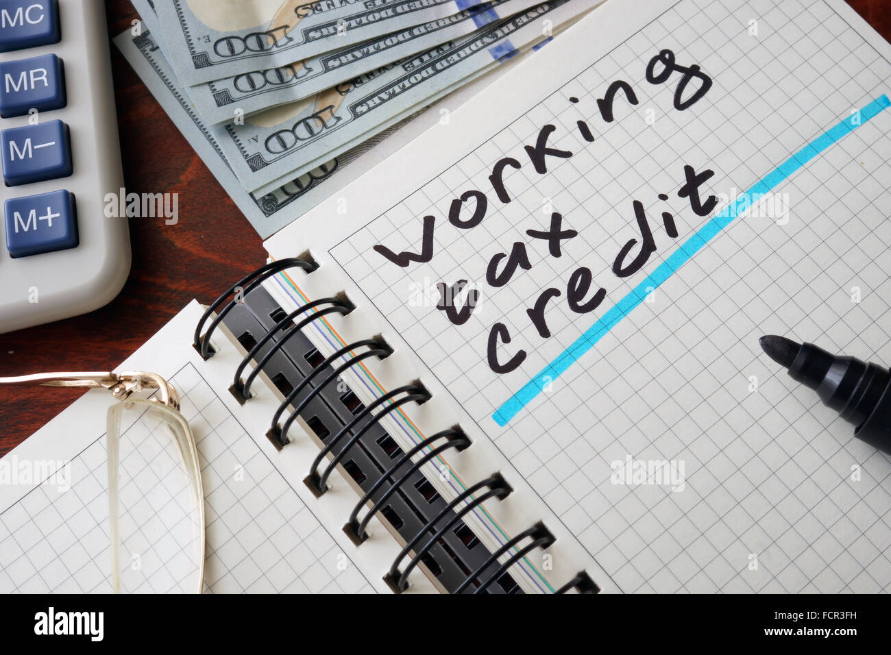 Notebook con credito di imposta segno su un tavolo. Il concetto di business. Foto Stock