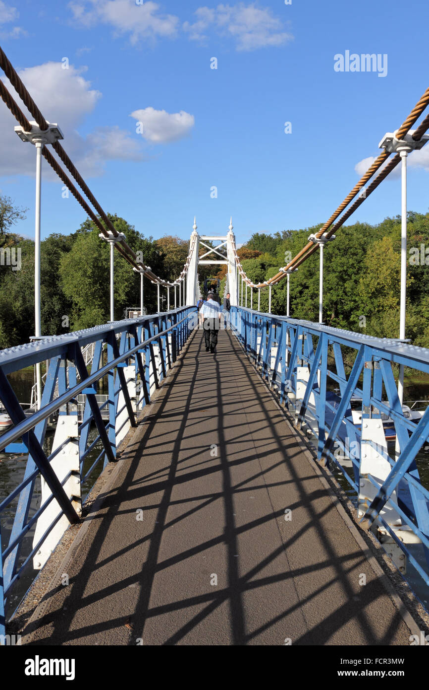 L'uomo sul ponte pedonale che attraversa il fiume Tamigi a Teddington, Londra, Regno Unito. Foto Stock