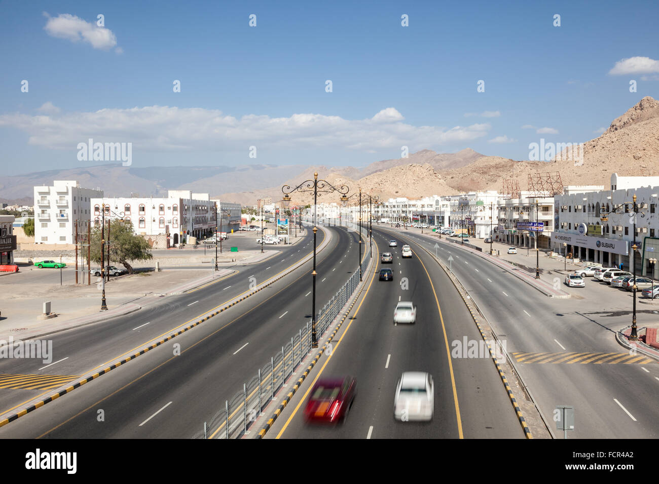 La strada principale della città di Nizwa. Il sultanato di Oman, Medio Oriente Foto Stock