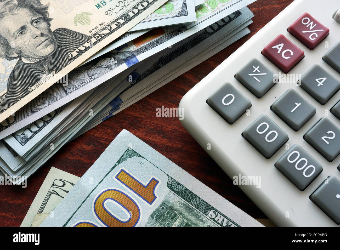 Il denaro il concetto di calcolo. Di dollari e calcolatrice. Foto Stock