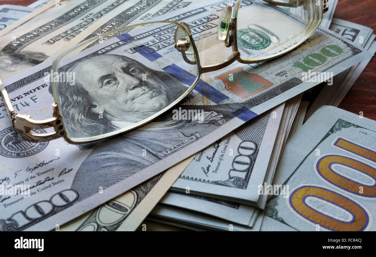 Di dollari le bollette e bicchieri sfondo. Concetto di finanza. Foto Stock