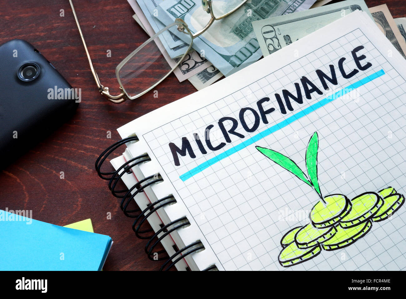 La microfinanza scritto su un notebook. Il concetto di business. Foto Stock