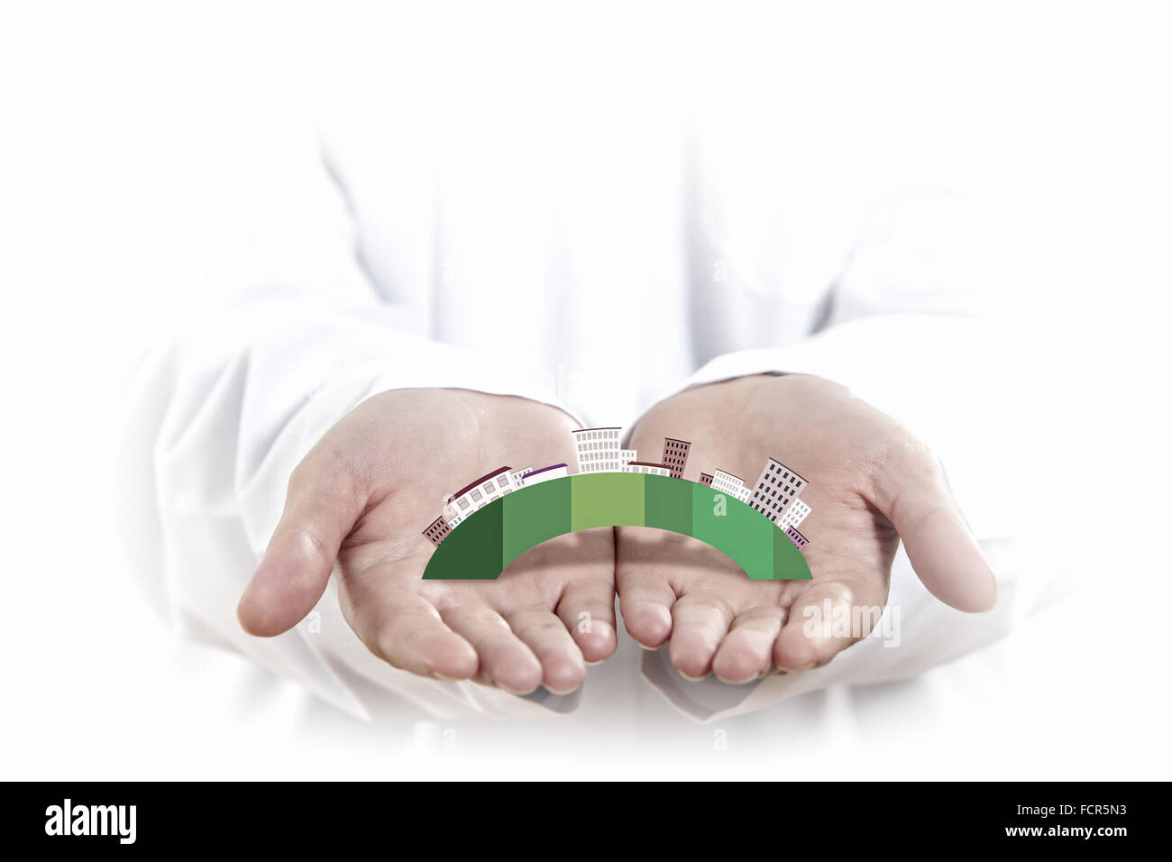 Close up di mani umane con edifici urbani Foto Stock