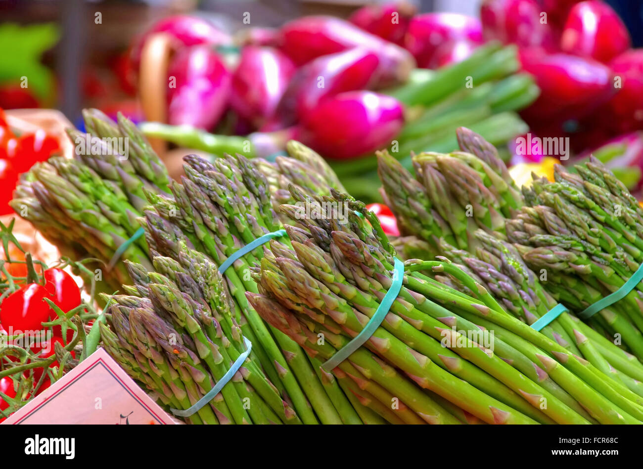 Spargel auf dem Markt - asparagi al mercato 02 Foto Stock
