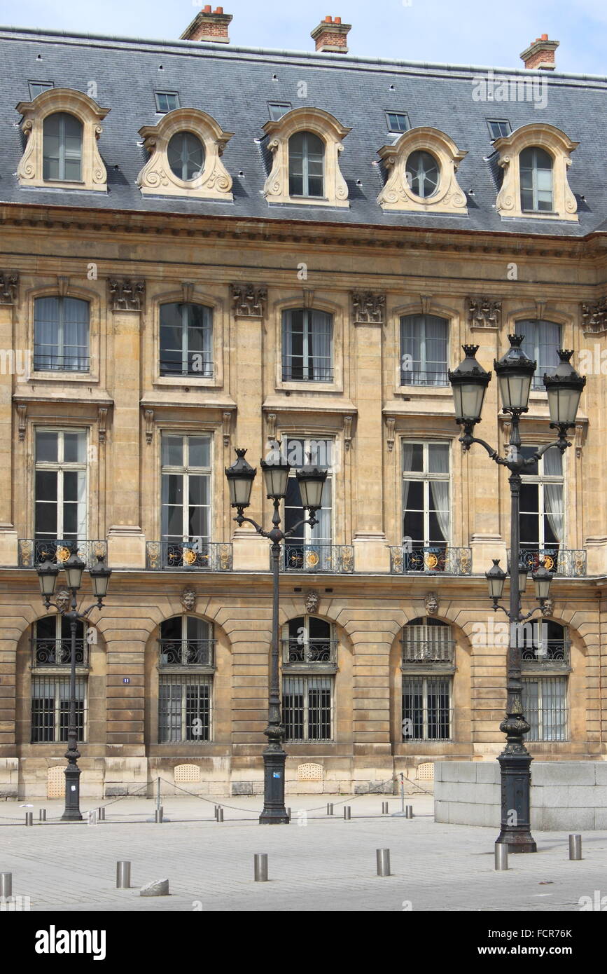 Edificio rinascimentale con lampade stradali a Parigi, Francia Foto Stock