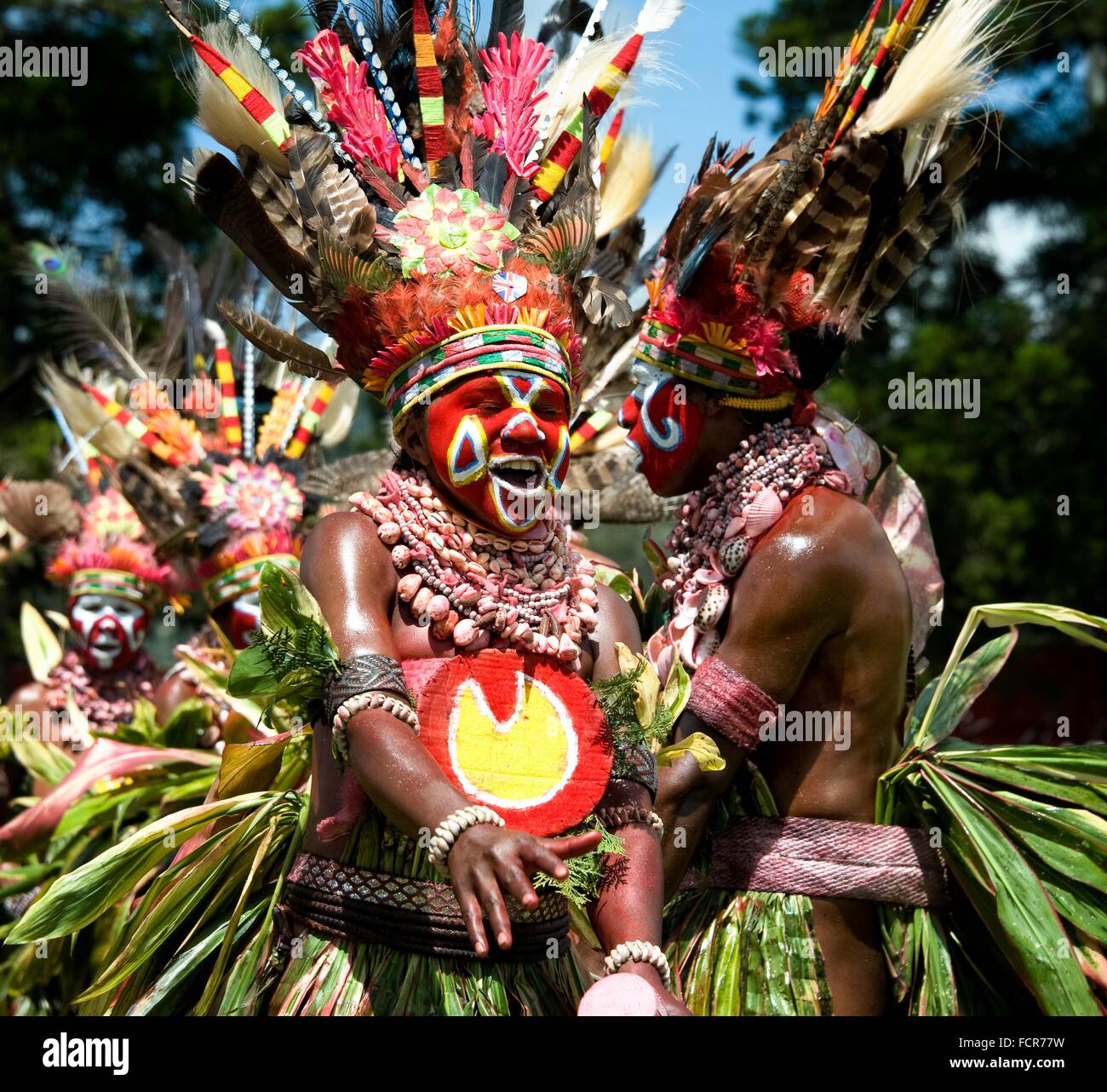 I giovani musicisti e di danza in un cantare cantare durante la celebrazione della tribù delle Highland a Mount Hagen cultura mostra il 8 agosto 2013 a Mount Hagen, Papua Nuova Guinea. Foto Stock