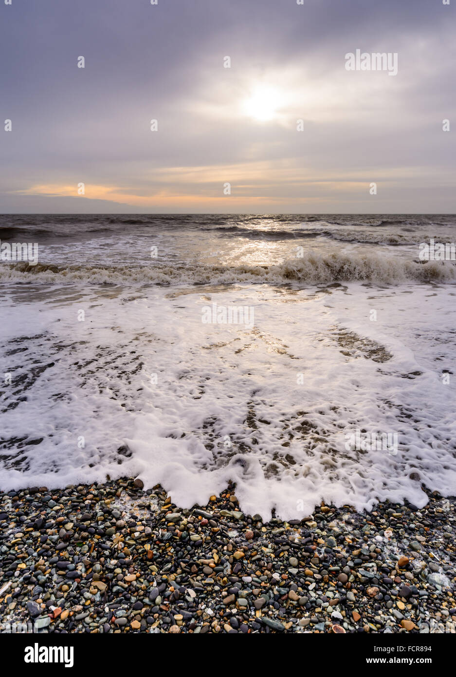 Gentle Waves da sconfinare marea sulla spiaggia Murlough dal Mare d'Irlanda. Foto Stock