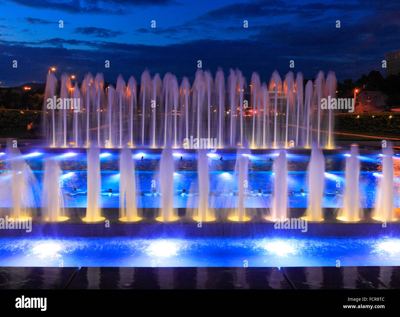 Nuova fontana vicino alla nuova Biblioteca Nazionale a Zagabria in Croazia. Foto Stock