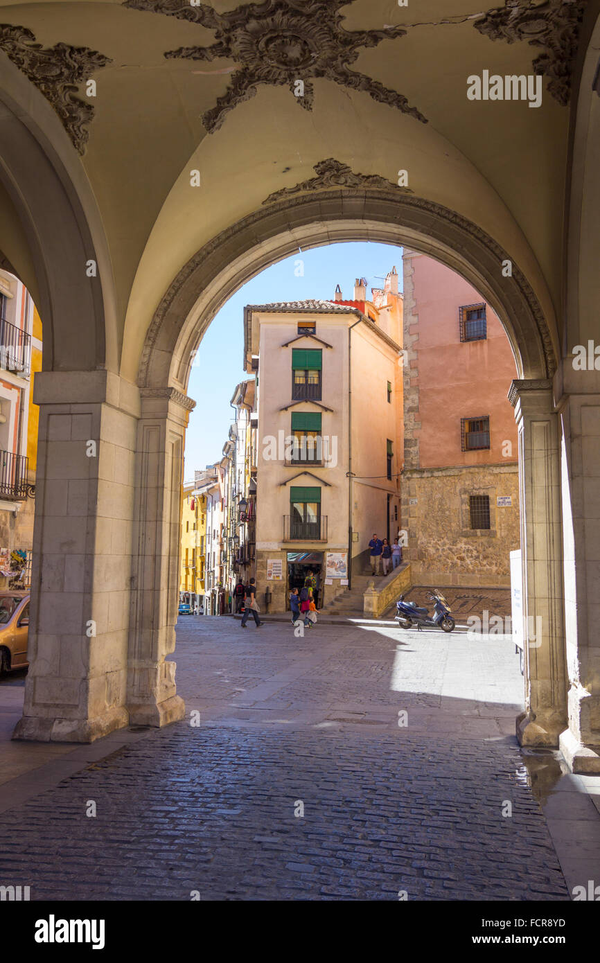 Tipiche le strade e gli edifici della famosa città di Cuenca, Spagna Foto Stock