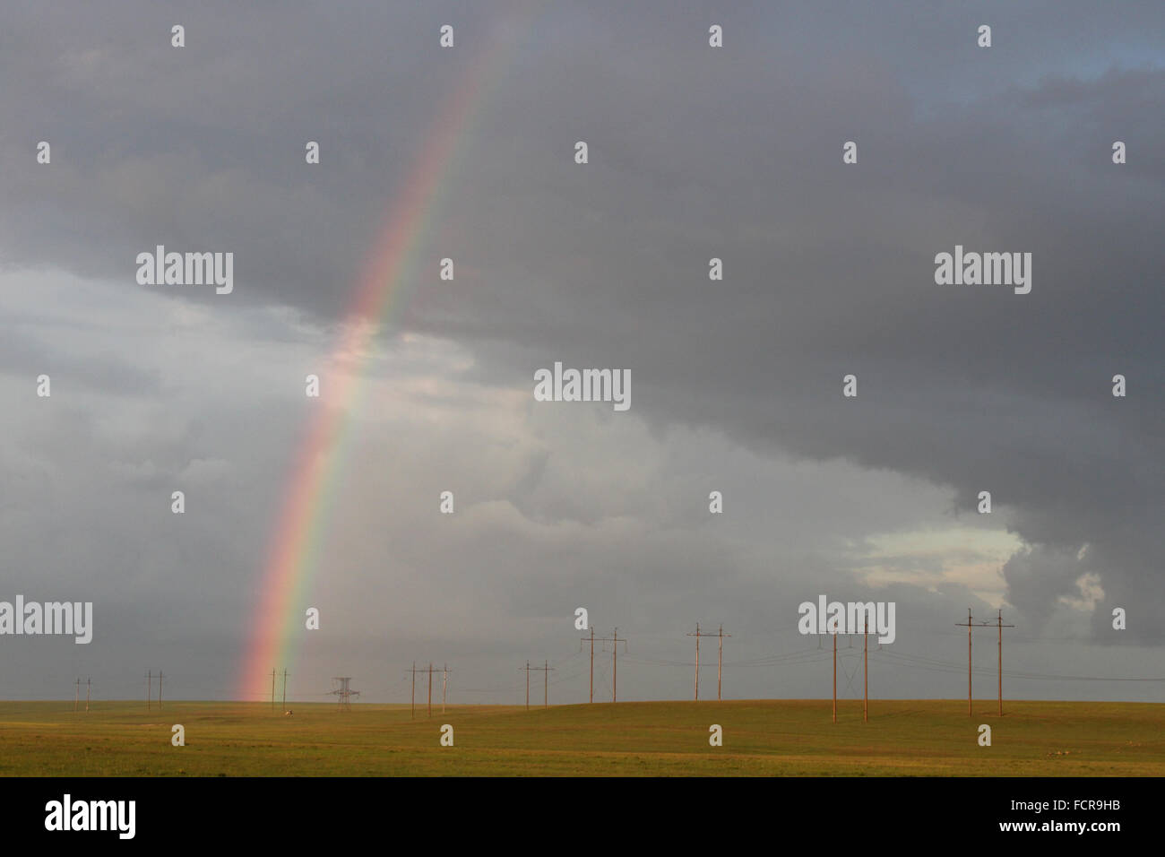 Paesaggio con l'arcobaleno in un cielo nuvoloso Foto Stock