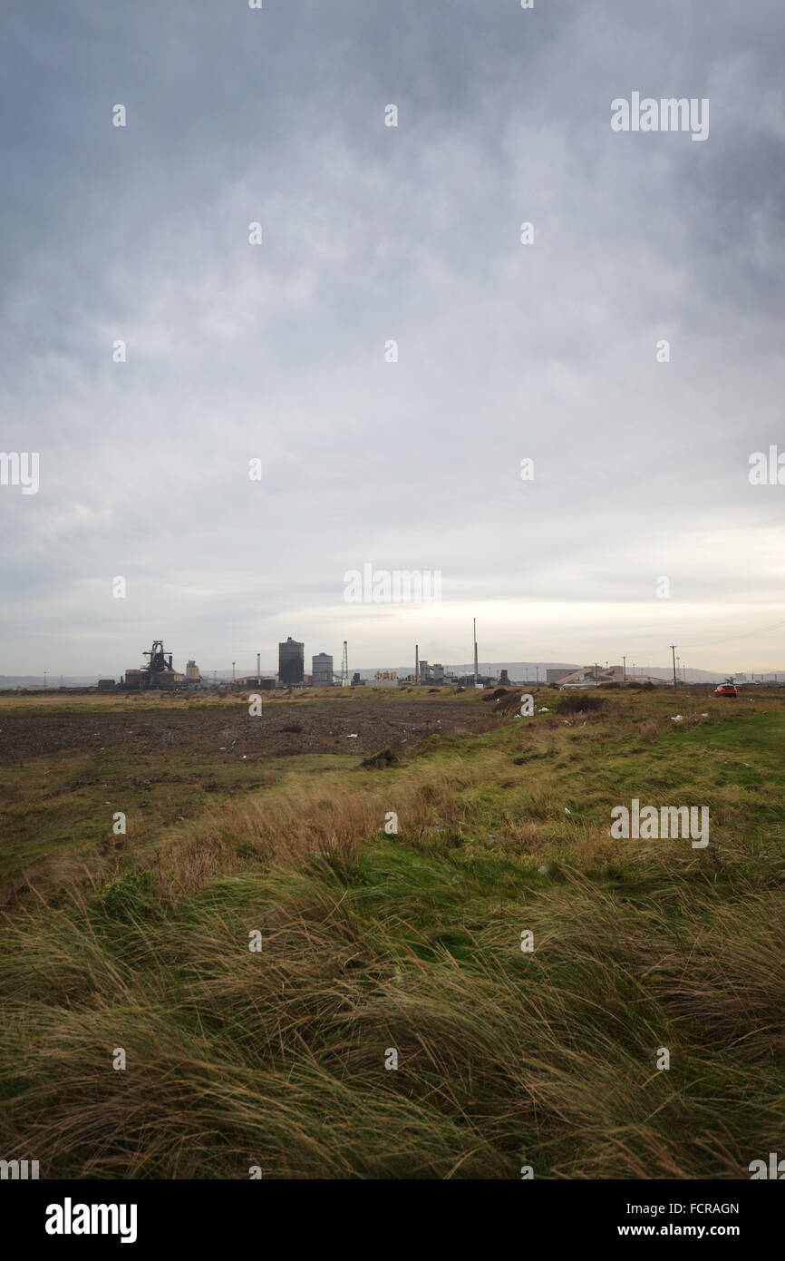 Il Sud Gare presso la foce del Fiume Tees vicino Redcar, Cleveland con la ridondante Tata complesso in acciaio Foto Stock