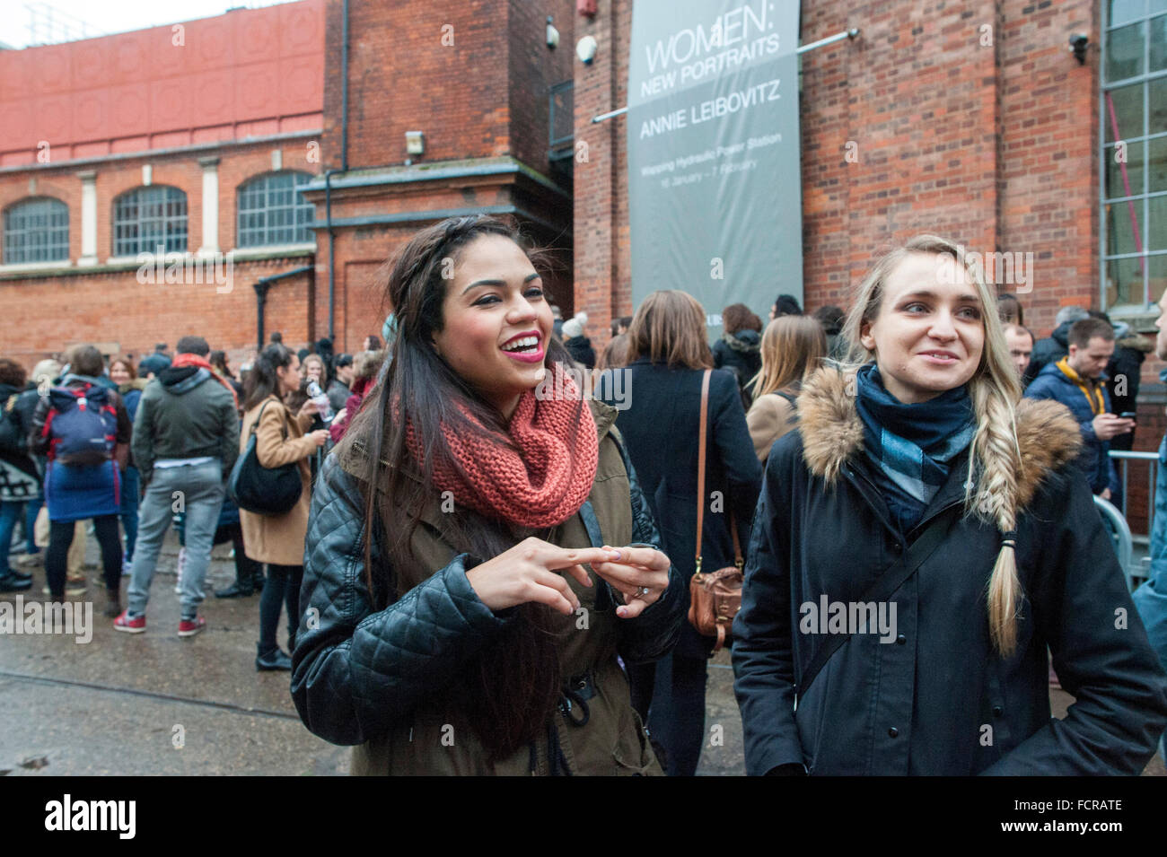 Londra, UK, 24 gennaio 2016, Anna 28 & Anastasia 27 partecipa alla coda. Grandi folle come Annie Leibowitz mostra fotografica "donne" si apre a Wapping Power Station in east end vicino al Tamigi. Credito: JOHNNY ARMSTEAD/Alamy Live News Foto Stock