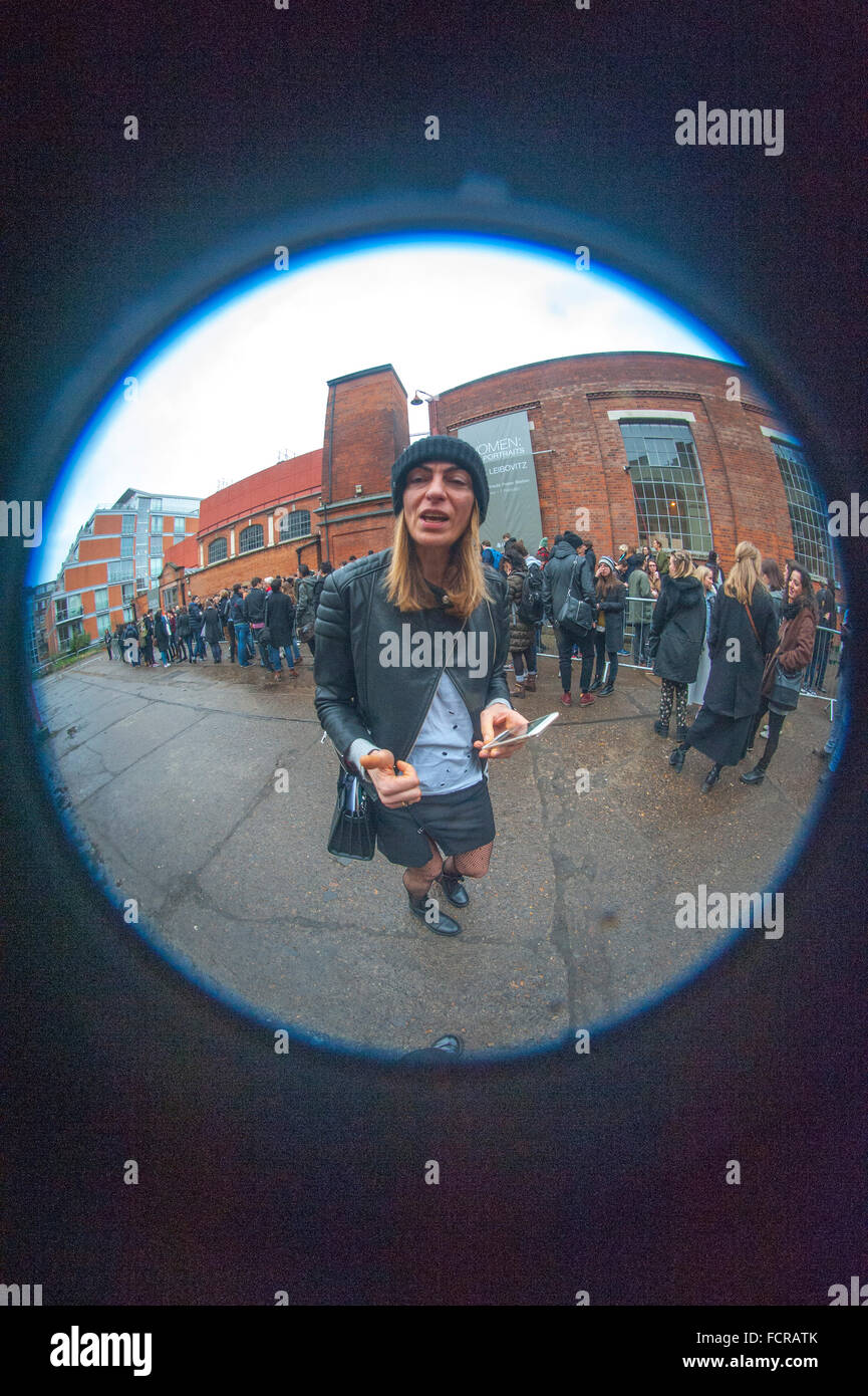 Londra, UK, 24 gennaio 2016, grandi folle come Annie Liebowitz mostra fotografica "donne" si apre a Wapping Power Station in east end vicino al Tamigi. Credito: JOHNNY ARMSTEAD/Alamy Live News Foto Stock