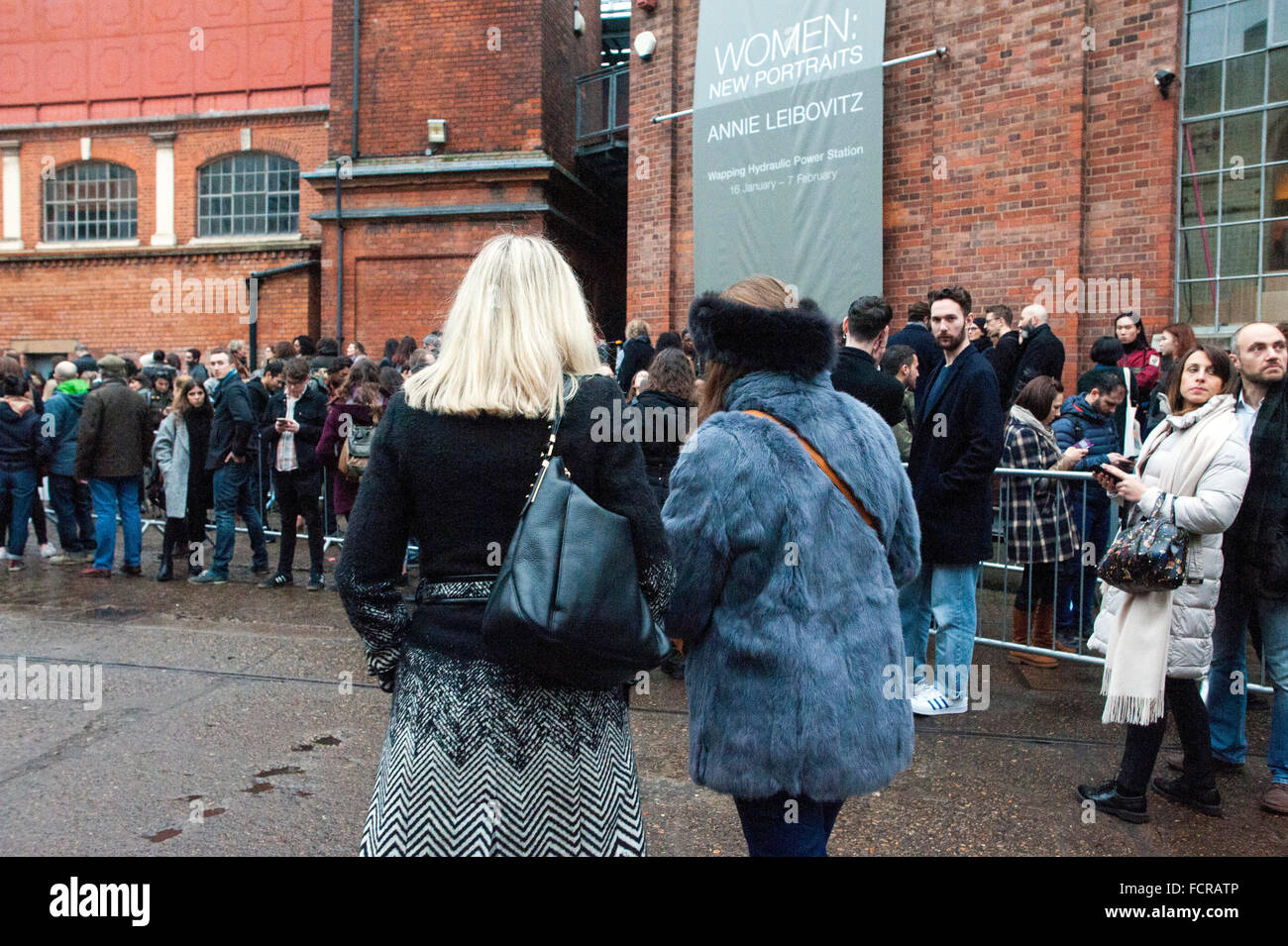 Londra, UK, 24 gennaio 2016, Antonia 37 (HAT) & Erika 42 partecipa alla coda. Grandi folle come Annie Leibowitz mostra fotografica "donne" si apre a Wapping Power Station in east end vicino al Tamigi. Credito: JOHNNY ARMSTEAD/Alamy Live News Foto Stock