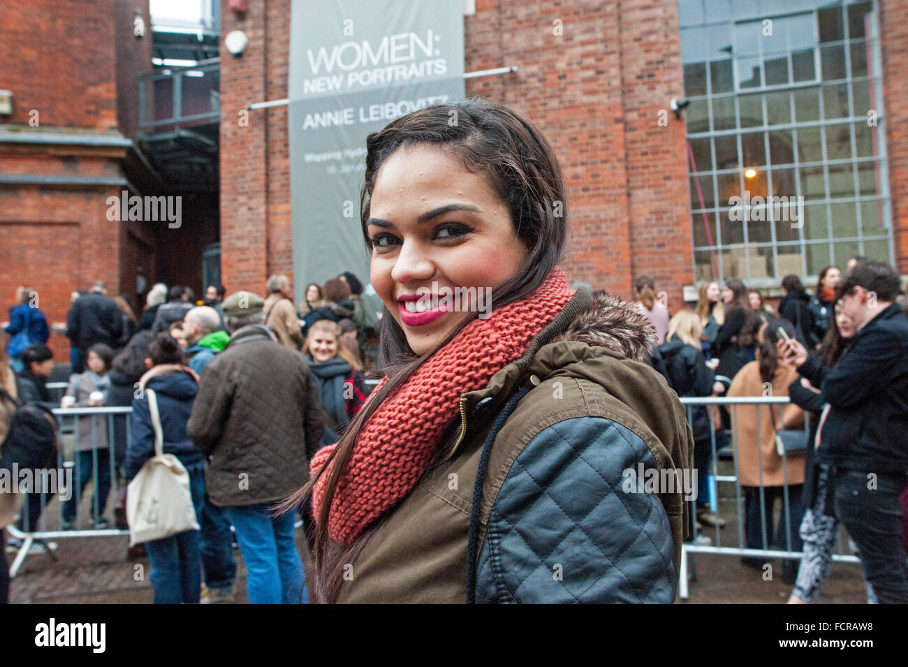 Londra, UK, 24 gennaio 2016, Anna 28 unisce la coda. Grandi folle come Annie Leibowitz mostra fotografica "donne" si apre a Wapping Power Station in east end vicino al Tamigi. Credito: JOHNNY ARMSTEAD/Alamy Live News Foto Stock