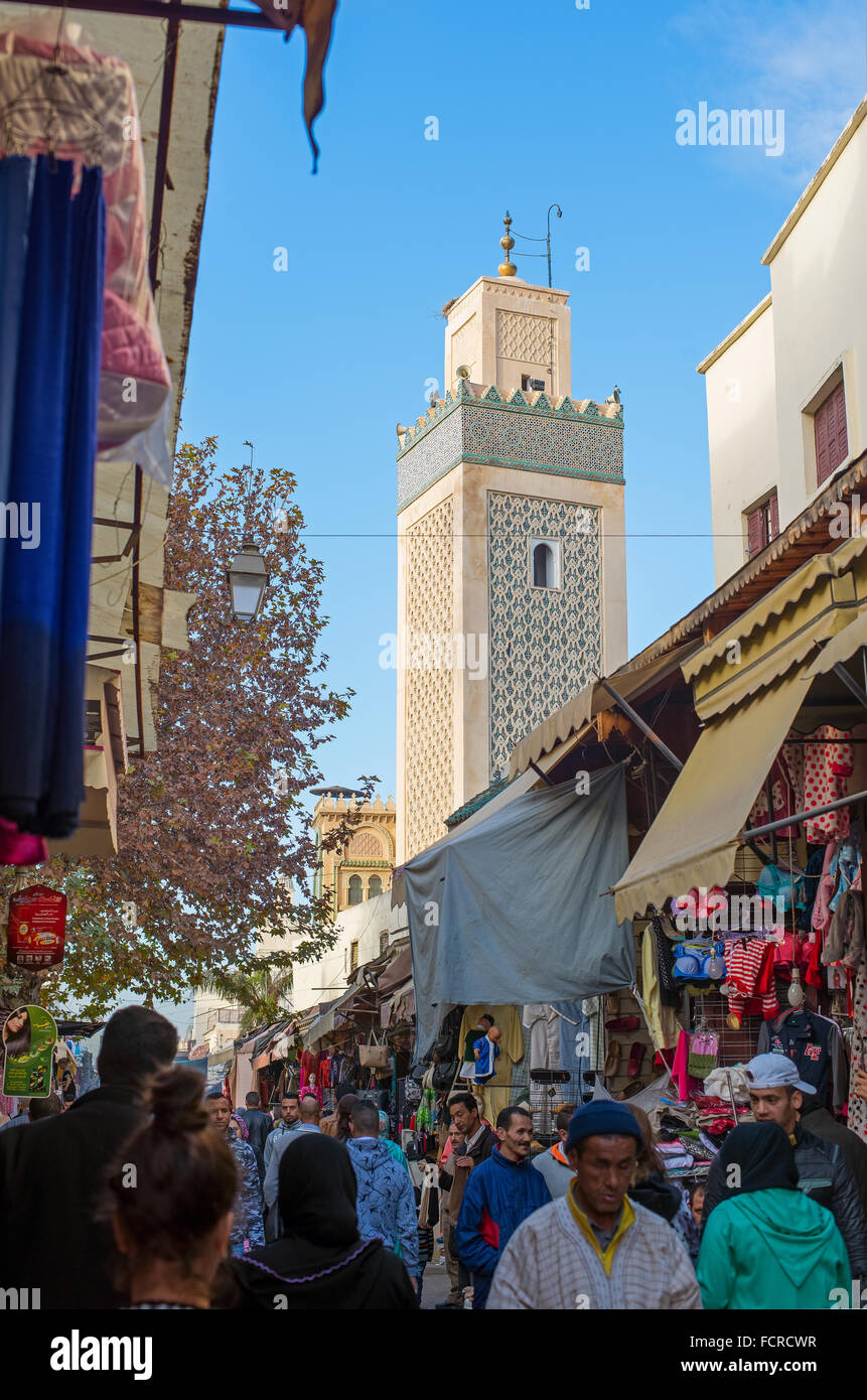 I cittadini marocchini in una scena quotidian in Grande Rue de Fez El Jdid con la Jama El Hamra moschea. Il Marocco. Foto Stock