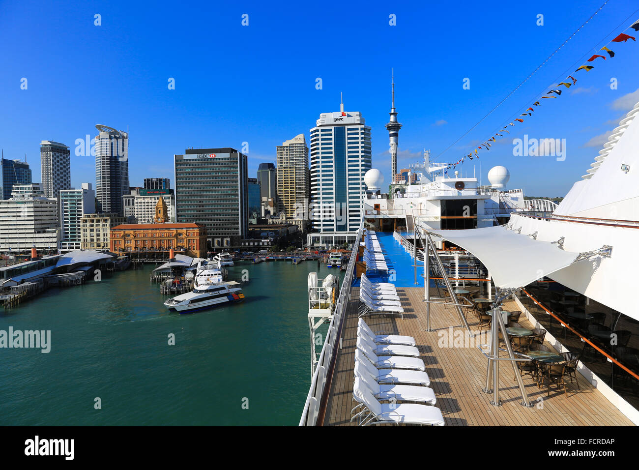 Auckland waterfront e dello skyline della città dal ponte di Oceania la nave da crociera Marina ormeggiato a la nave da crociera Pier. Foto Stock